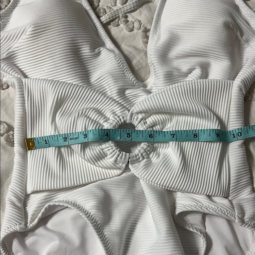 NWT Cupshe White Ribbed One Piece Swimsuit M Sexy Plunge Ring Monokini - Picture 9 of 10